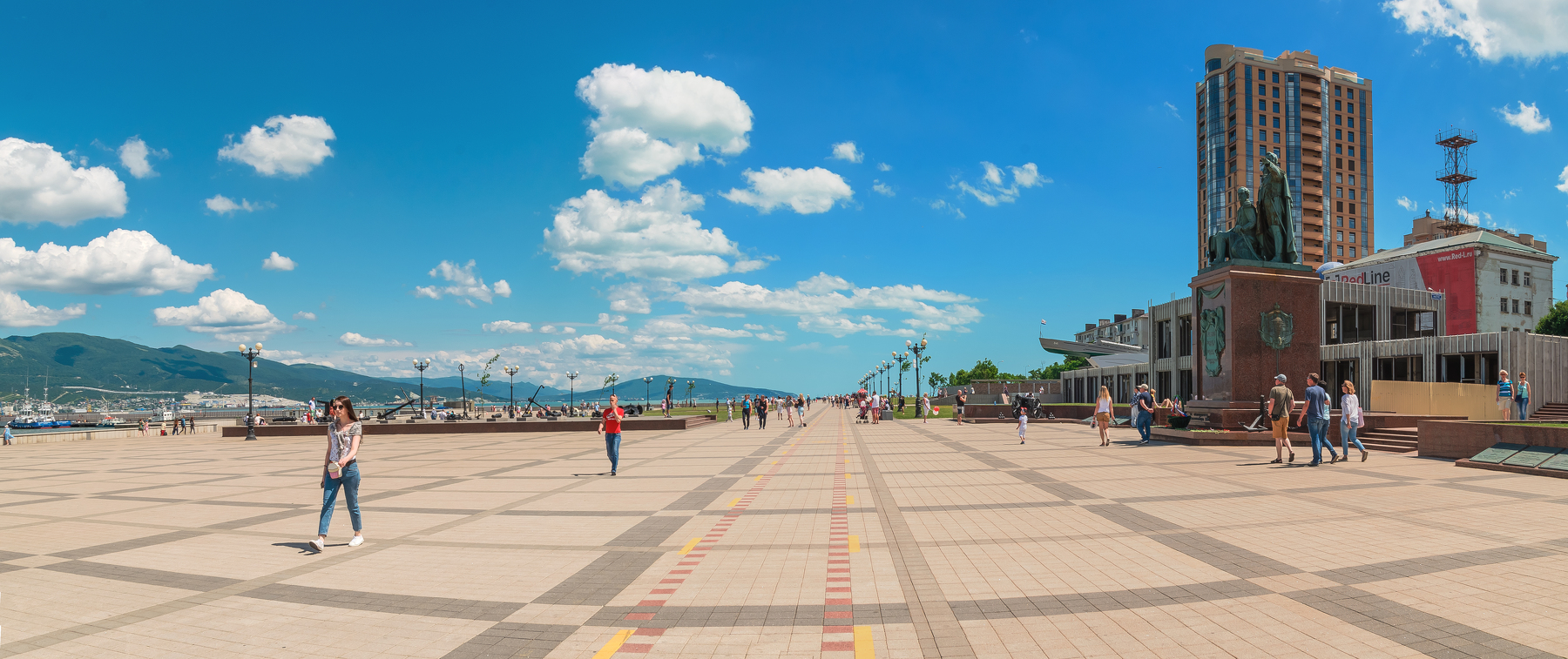 Новороссийская набережная у Черного моря