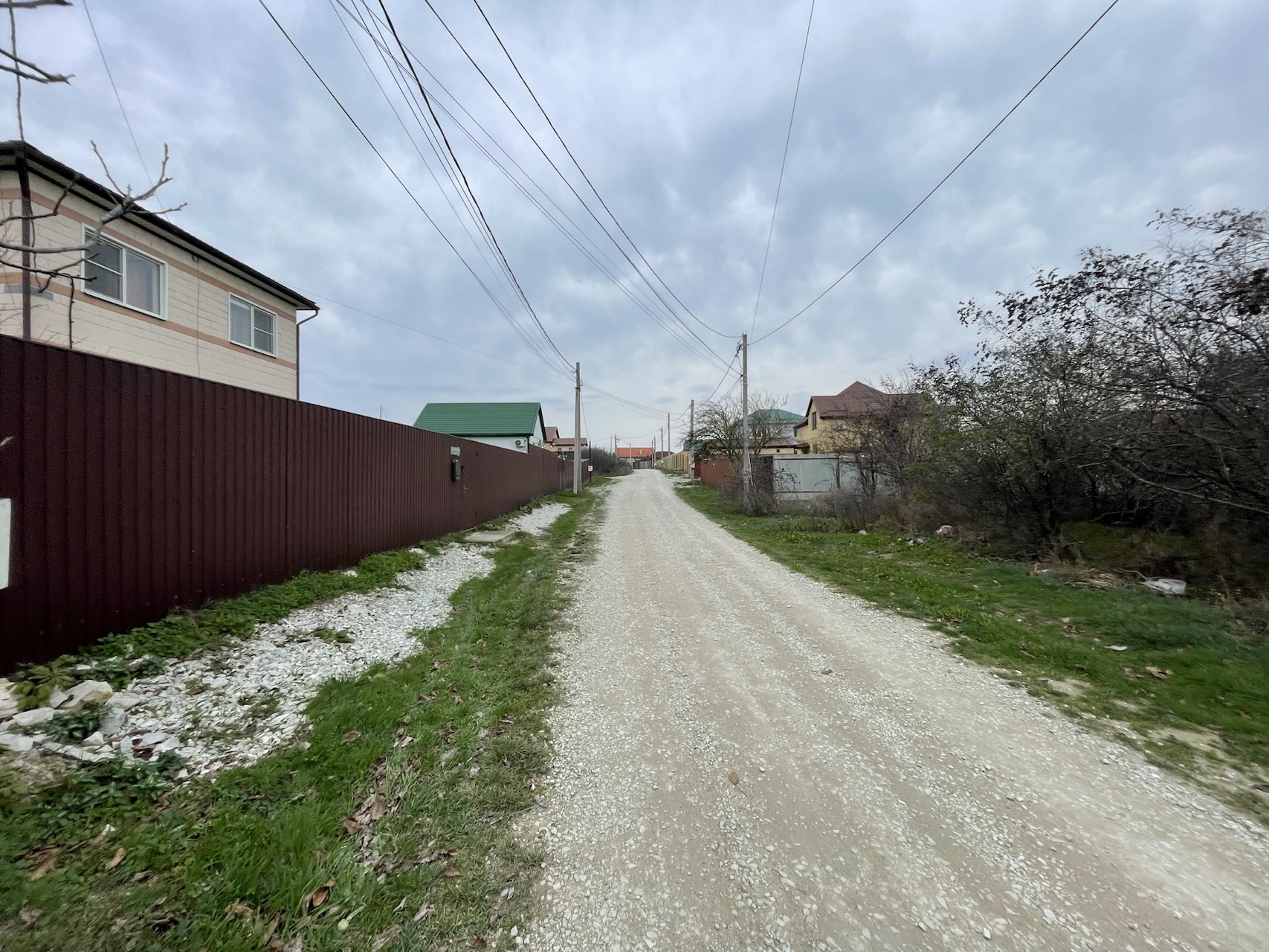 Жилая улица с домами вокруг участка